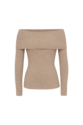 The Amora Ribbed Knit Top in Praline is an off-the-shoulder sweater with long sleeves, designed with a thick ribbing that sculpts a flattering fitted silhouette. Its soft and stretchable fabric combined with a wide foldover neckline offers both elegance and coziness.